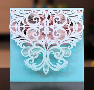 Gros plan sur les motifs floraux découpés au laser d'une carte d'invitation chic