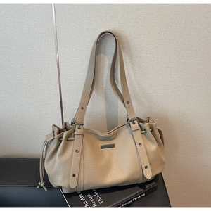 Détail du sac cabas en cuir grainé kaki avec cordon de serrage et doubles lanières