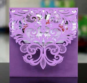 Gros plan du motif découpé au laser et de l'insert imprimé fleuri sur cette invitation