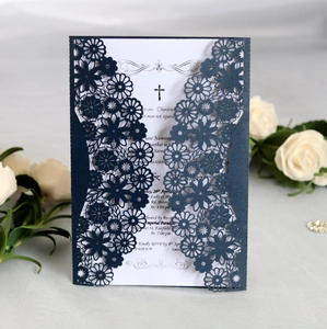 Détail d'invitation de mariage bleu foncé découpé au laser avec texture florale dentelle