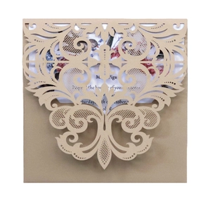 Détail d'un faire-part de mariage découpé au laser en papier kraft avec carte fleurie