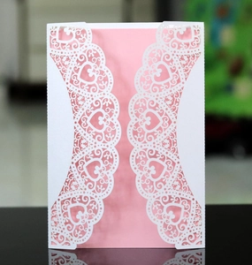Invito di nozze traforato bianco con pizzo a cuore e inserto interno rosa elegante