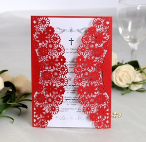 Détail de l'invitation de mariage rouge découpée au laser avec motif creux et encart blanc