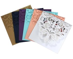 Détails de motifs floraux ajourés découpés au laser sur des pochettes d'invitation