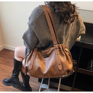 Détail du sac cabas marron grainé avec bretelles réglables et œillets métalliques