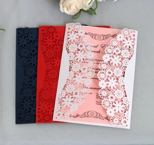 Détail d'invitations de mariage découpées au laser en bleu marine, rouge et blanc