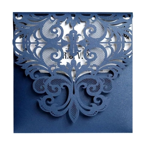 Élégant faire-part de mariage bleu marine avec motifs baroques découpés au laser