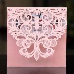 Invitation de mariage rose découpée au laser avec motif floral et carte blanche