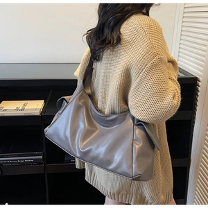 Détail du grand sac hobo gris avec large bandoulière et poches latérales
