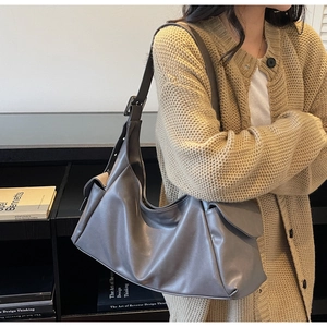 Détail du grand sac cabas gris anthracite avec poches latérales et bandoulière réglable