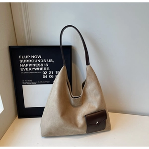 Dettaglio borsa tote in pelle scamosciata kaki con tasca in pelle marrone e fibbia silver