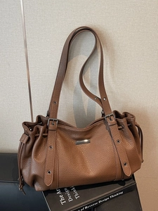 Sac cabas en cuir marron avec cordon de serrage et détails métalliques au style vintage