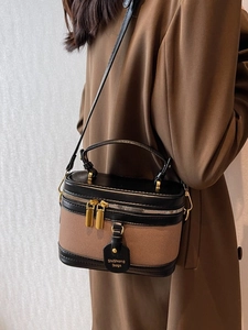 Mini borsa a tracolla in tessuto marrone e pelle nera con cerniere dorate eleganti