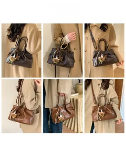Détails du grand sac cabas en cuir avec pendentif ours en tons marron et beige