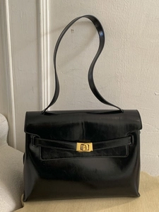 Vintage PU Leather Tote Bag For Women Large Capacity Shoulder Crossbody Bag With Golden Lock And Stitching Detail Casual Commuting Handbag