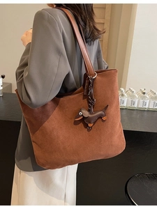 Grand sac cabas marron en daim avec bandoulière rétro et charm chien élégant