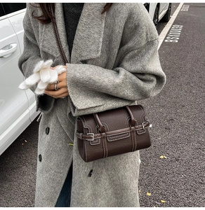 Detail der dunkelbraunen Leder-Umhängetasche mit weißen Kontrastnähten in Streetwear-Optik