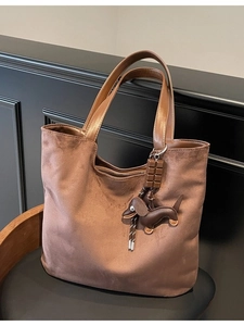 Grand sac cabas rétro marron en daim avec pendentif teckel pour un style décontracté