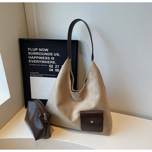 Set borsa hobo due pezzi con borsa a spalla in finto scamosciato marrone e pochette zip