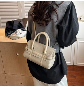 Detaillierte Rückansicht einer beigen Handtasche aus Leder in modernem Lifestyle-Ambiente