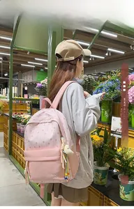 Vue détaillée du sac à dos scolaire en nylon rose avec motifs étoiles et canard