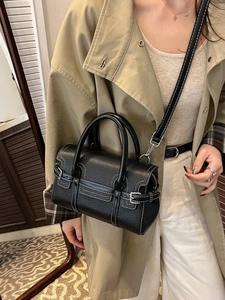 Modische schwarze Bowlingtasche aus Leder mit Kontrastnähten und verstellbarem Riemen