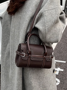 Modische dunkelbraune Bowlingtasche aus Leder für Damen mit weißen Kontrastnähten