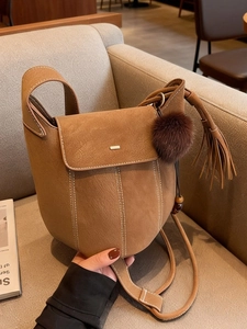 Borsa a secchiello in pelle scamosciata marrone con cuciture a contrasto e nappa morbida
