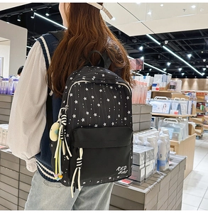 Détail d'un sac à dos scolaire en nylon avec imprimés étoiles et logo RKD BAG
