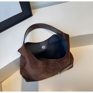 Dettaglio borsa tote in pelle scamosciata marrone con chiusura magnetica e fodera interna