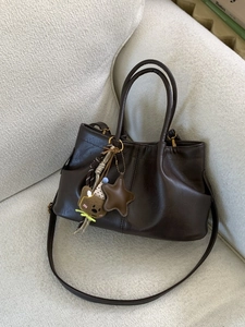 Sac cabas en similicuir marron foncé avec breloque ours et bandoulière réglable