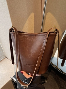Classic dark brown vintage bucket bag in faux leather with adjustable shoulder strap