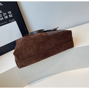 Dettaglio borsa tote grande in camoscio marrone con tasca laterale e bottone a pressione
