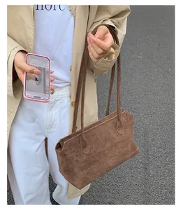 Streetstyle-Aufnahme der großen braunen Wildleder-Shopper-Tasche zum beigen Mantel