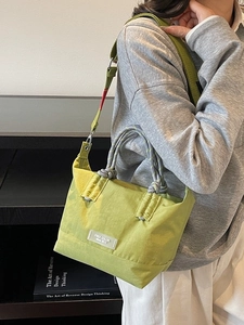 Sac fourre-tout en nylon vert avec poignées en corde tressée en vue latérale