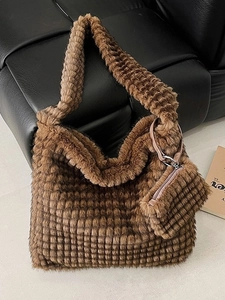Women Minimalist Plush Shoulder Bag Large Capacity Faux Fur Tote Bag With Small Pouch Soft Grid Pattern Winter Casual Handbag