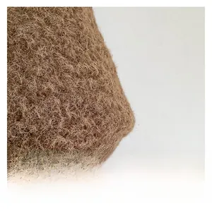 Gros plan sur la texture du tissu en laine marron foncé pour sacs seau d'hiver