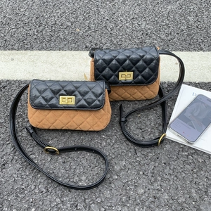 Comparaison de taille de deux sacs bandoulière matelassés en cuir noir et daim marron