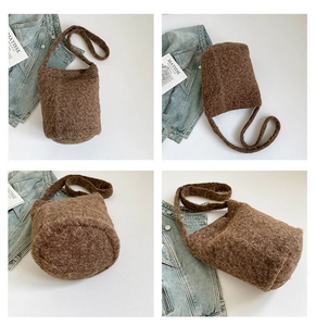 Détails du sac seau marron en fausse fourrure sous plusieurs angles sur fond blanc