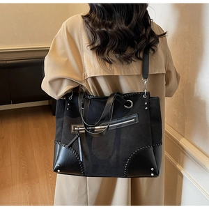 Dettaglio della borsa tote vintage con cuciture in tela pelle e finiture in metallo argento