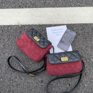 Détails de deux sacs à bandoulière en velours bordeaux avec rabats en cuir noir et fermoir