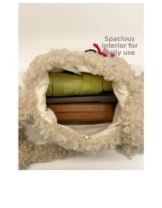 Vista dall'alto dell'interno della borsa tote in peluche con ombrello e cellulare
