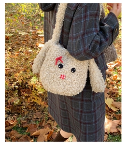 Dettaglio della borsa a tracolla a coniglio in peluche beige con texture in lana d'agnello