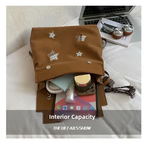 Détail de l'intérieur d'un grand sac à dos en toile marron montrant sa capacité