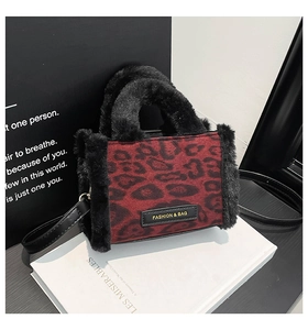 Dettaglio borsa leopardata rossa e nera con eleganti inserti in pelliccia sintetica nera