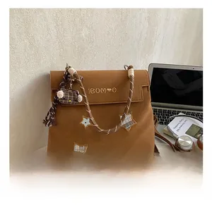 Sac à dos marron avec patchwork d'étoiles, breloque ourson et détails de bandoulière tissée