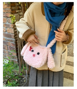 Dettaglio della borsa tote in peluche rosa con muso di coniglio e texture soffice