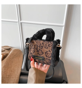 Dettaglio borsa leopardata in peluche con bordo in ecopelliccia e etichetta dorata