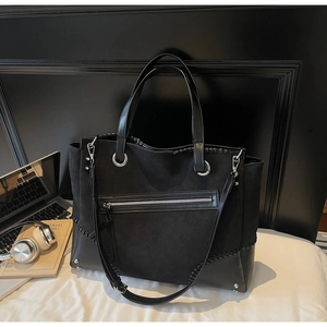 Detailed view of the large capacity tote bag with canvas and leather stitching texture