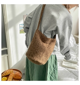 Détail d'un sac cabas en peluche marron en fausse fourrure douce avec bandoulière large